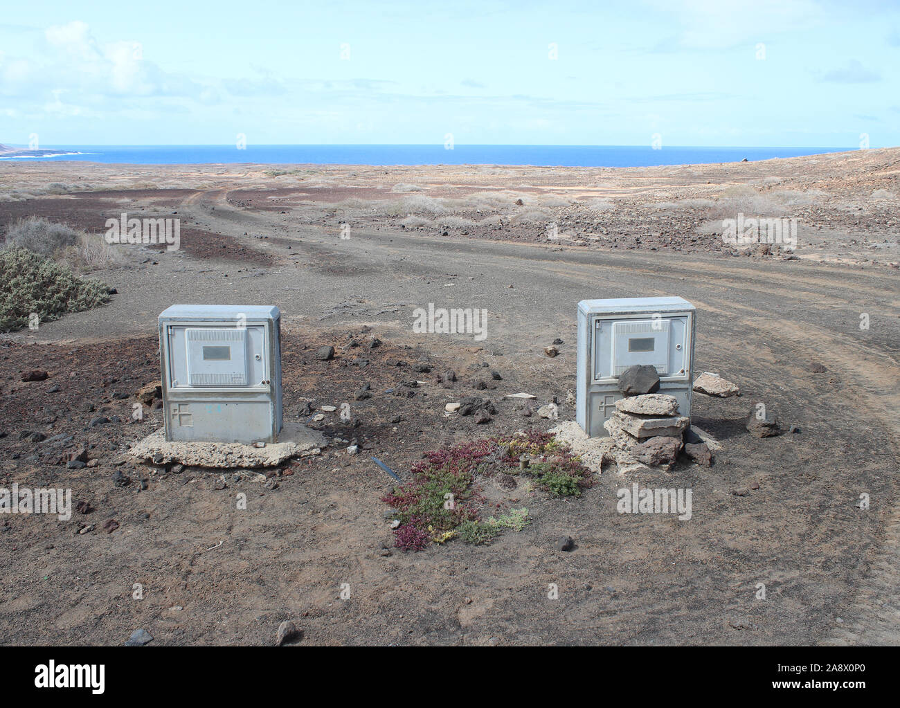 2 medidores de electricidad parecen abandonados en un paisaje lunar en La Graciosa Island (Isla de Lanzarote, Archipiélago Canario) Foto de stock