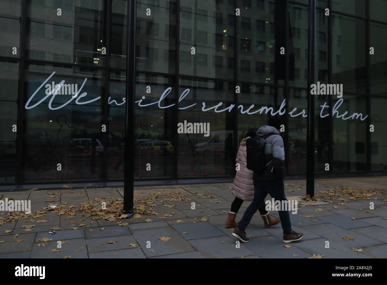 Londres, Reino Unido. El 11 de noviembre, 2019.Coutts banco privado en el Strand muestra un mensaje '' Los recordaremos como un homenaje a los soldados británicos caídos en las guerras mundiales, y más tarde los conflictos . Crédito: amer ghazzal/Alamy Live News Foto de stock