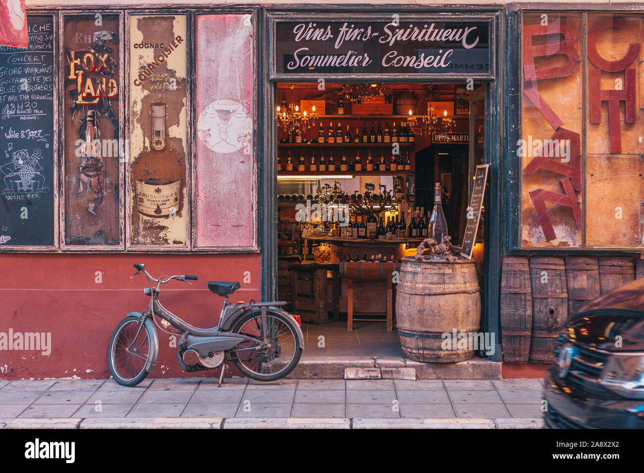 Niza, Francia / Provenza - Septiembre 28, 2018: Cool vintage style tienda  de alcohol con un enorme surtido de alcohol Fotografía de stock - Alamy