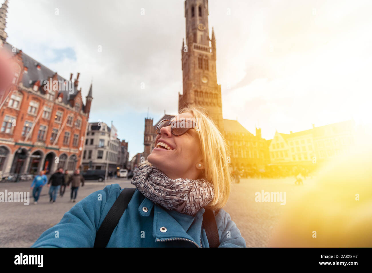 Mujer en la plaza del mercado central de Brujas, Bélgica Foto de stock