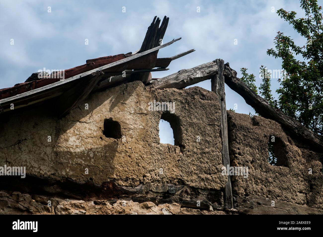 Destruida de adobe Casa rural pared superior closeup sobre fondo de cielo  azul Fotografía de stock - Alamy