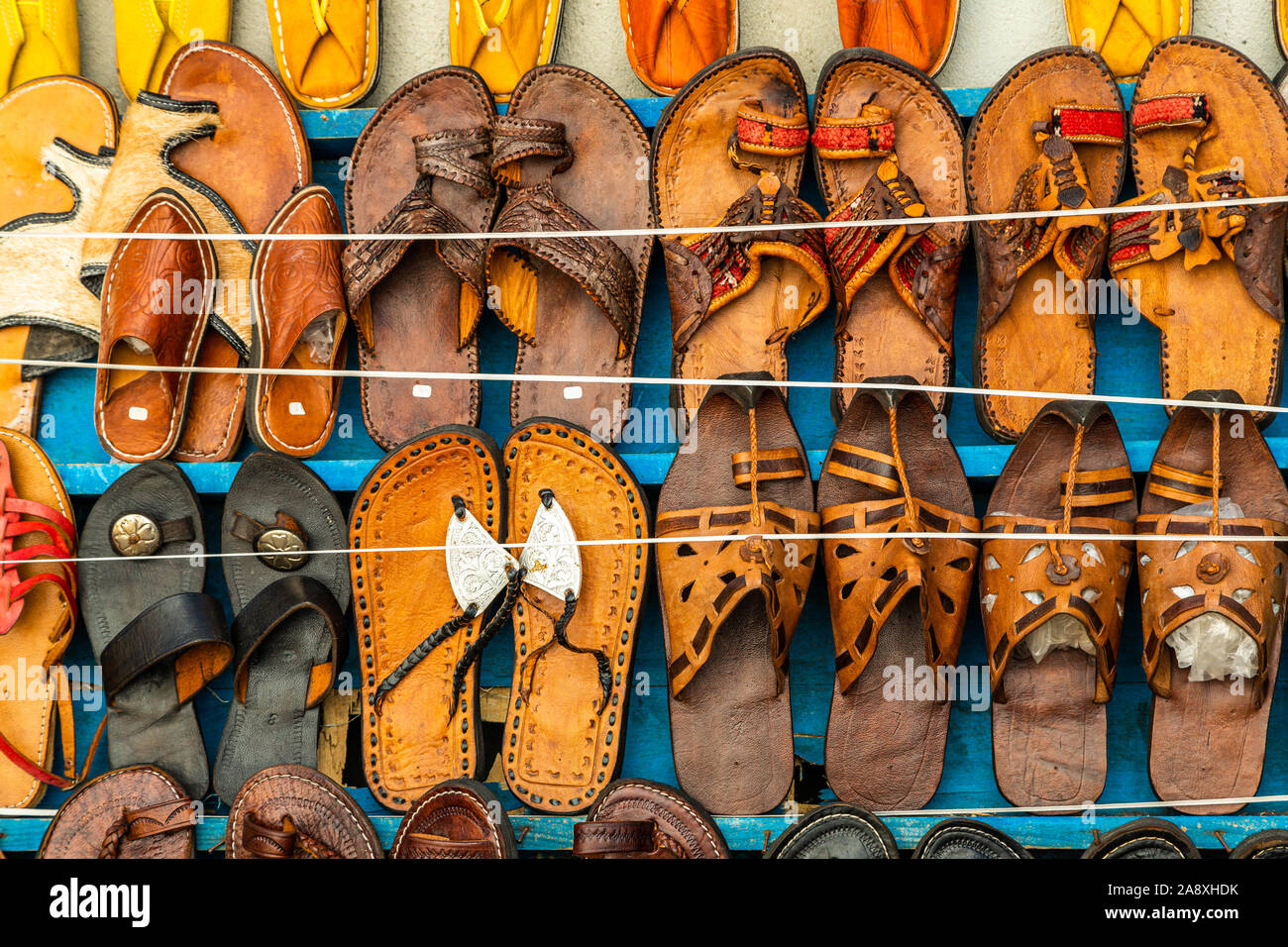 Hechos a mano artesanalmente hermoso zapatos y sandalias de cuero de  Marruecos Fotografía de stock - Alamy