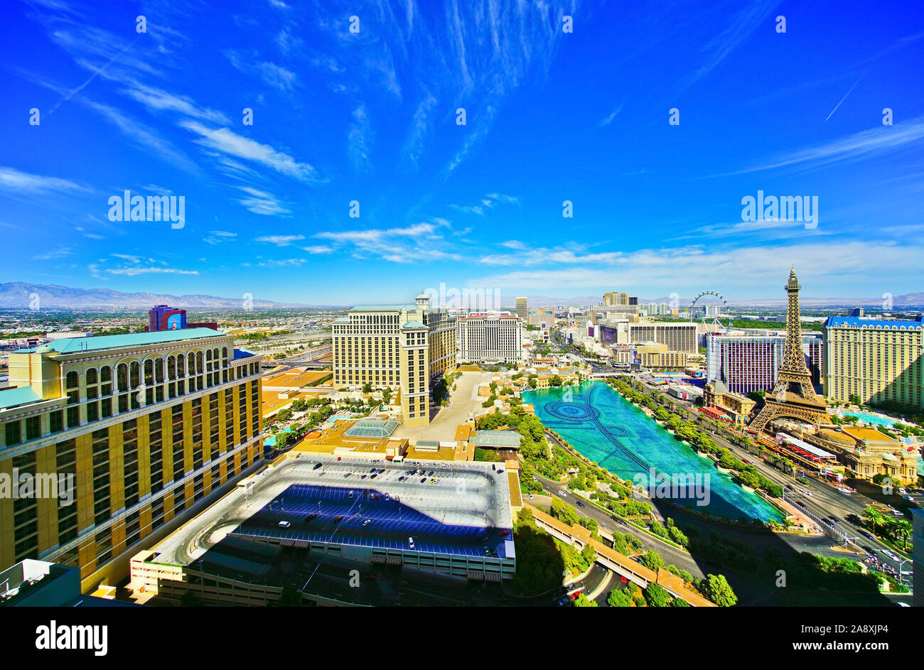 Vista del las Vegas Boulevard con muchos hoteles y casinos en las Vegas. Foto de stock