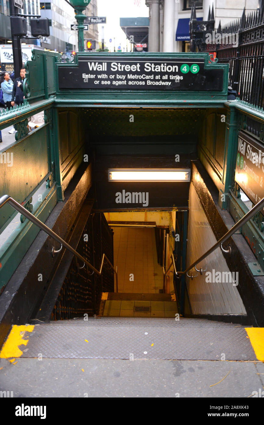 Ny subway stairs vertical fotografías e imágenes de alta resolución Alamy