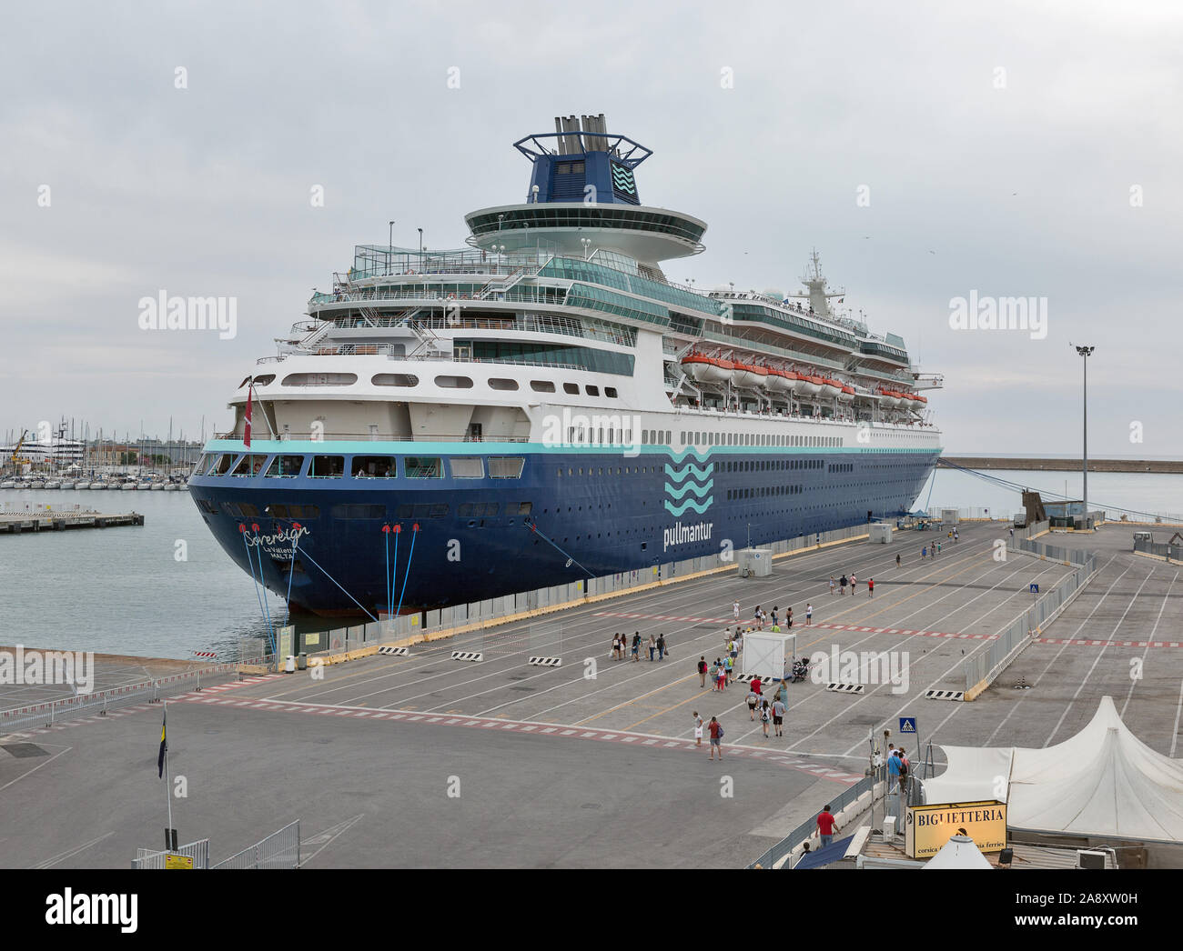LIVORNO, Italia - 11 de julio, 2019: Los pasajeros a bordo del crucero de  lujo soberano amarrados en el puerto. MS soberano es uno de los tres  grandes cruceros Sovere Fotografía de stock - Alamy
