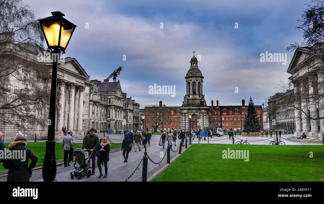 Una visita al Trinity College y visitantes personas Foto de stock