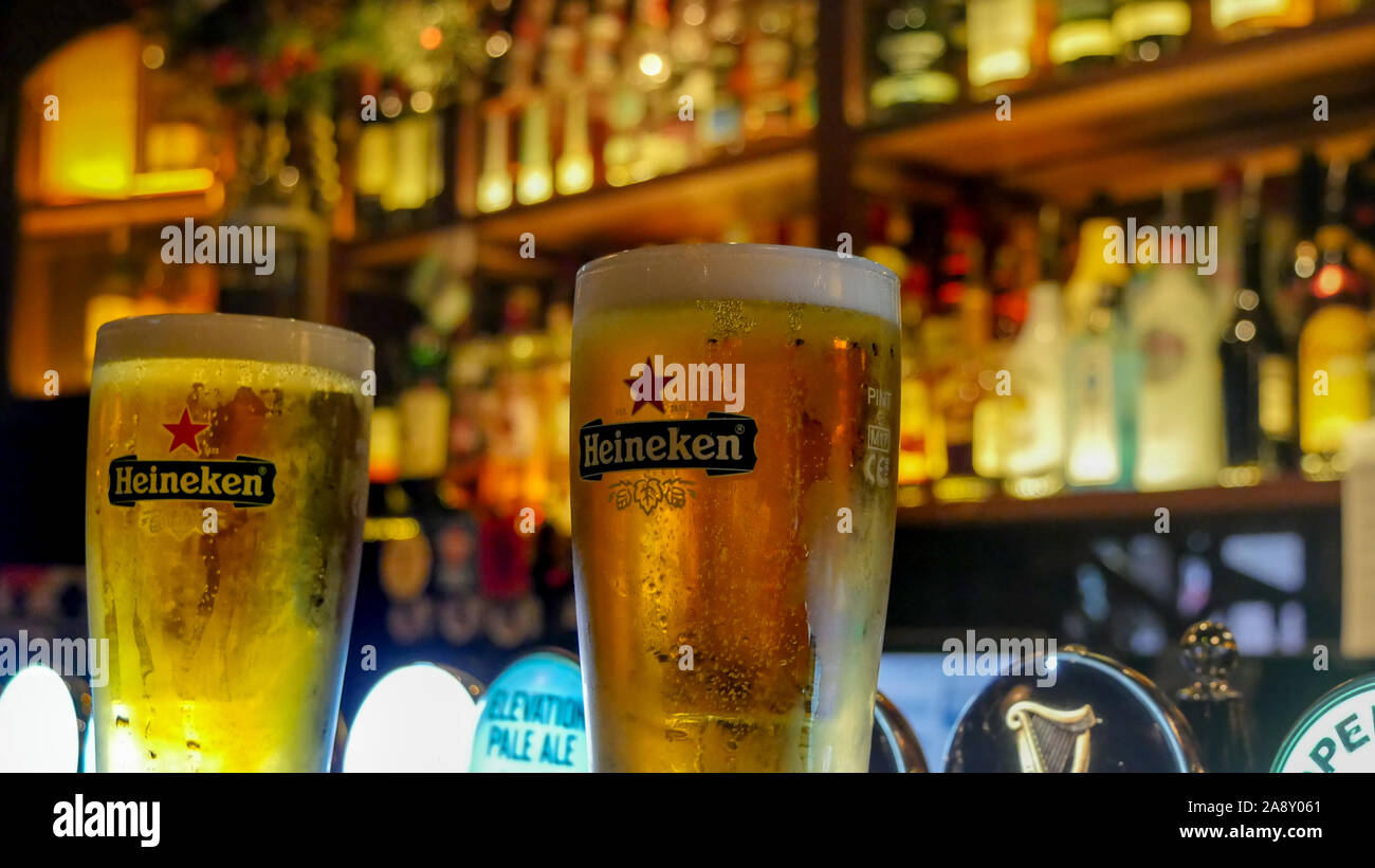 Típico pub Dublín Irlanda noche celebrar Heineken Foto de stock