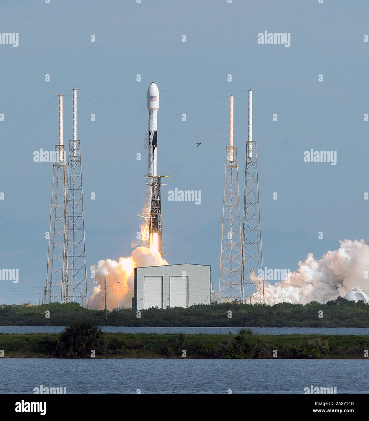 Cabo Cañaveral, Estados Unidos. 11 Nov, 2019. Un cohete SpaceX Falcon 9 despega desde Cabo Cañaveral de la Fuerza Aérea estación llevando 60 Starlink satélites. El Starlink constelación se compondría de miles de satélites en todo el mundo diseñado para ofrecer servicio de internet de alta velocidad. Crédito: Sopa de imágenes limitado/Alamy Live News Foto de stock