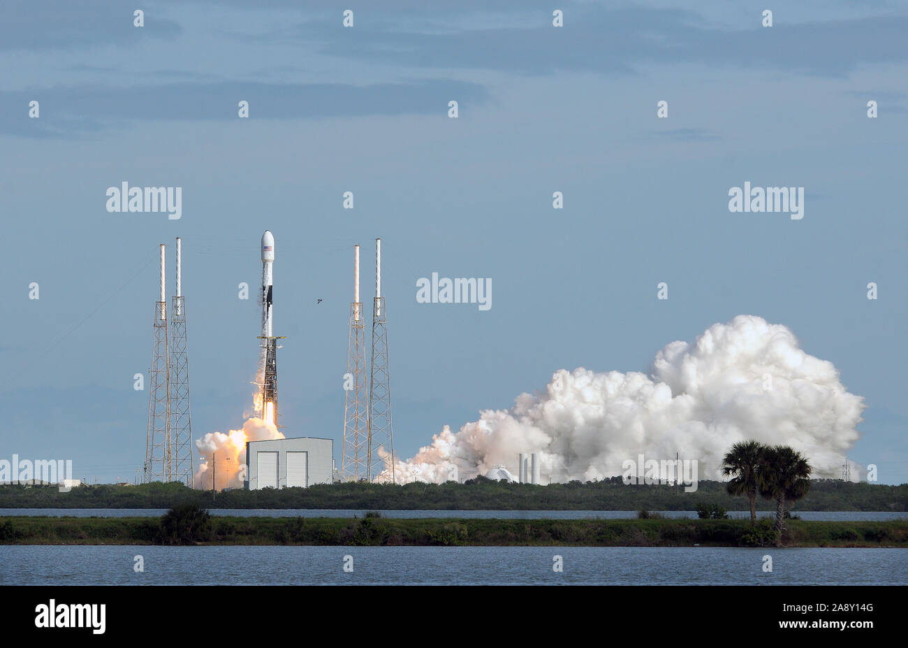 Cabo Cañaveral, Estados Unidos. 11 Nov, 2019. Un cohete SpaceX Falcon 9 despega desde Cabo Cañaveral de la Fuerza Aérea estación llevando 60 Starlink satélites. El Starlink constelación se compondría de miles de satélites en todo el mundo diseñado para ofrecer servicio de internet de alta velocidad. Crédito: Sopa de imágenes limitado/Alamy Live News Foto de stock