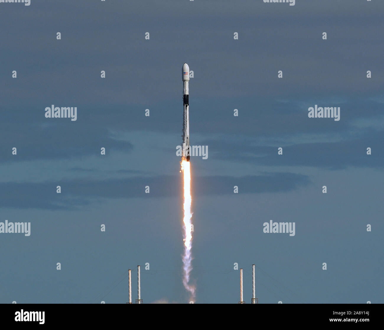 Cabo Cañaveral, Estados Unidos. 11 Nov, 2019. Un cohete SpaceX Falcon 9 lanzado con éxito desde la base de Cabo Cañaveral transportando 60 Starlink satélites. El Starlink constelación se compondría de miles de satélites en todo el mundo diseñado para ofrecer servicio de internet de alta velocidad. Crédito: Sopa de imágenes limitado/Alamy Live News Foto de stock