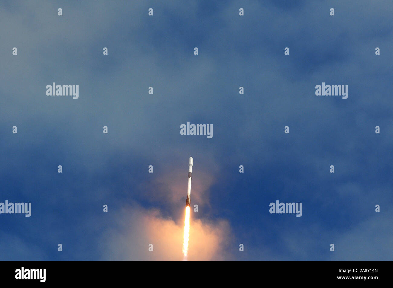 Cabo Cañaveral, Estados Unidos. 11 Nov, 2019. Un cohete SpaceX Falcon 9 jefes en las nubes con éxito después de ser lanzado desde Cabo Cañaveral de la Fuerza Aérea estación llevando 60 Starlink satélites. El Starlink constelación se compondría de miles de satélites en todo el mundo diseñado para ofrecer servicio de internet de alta velocidad. Crédito: Sopa de imágenes limitado/Alamy Live News Foto de stock