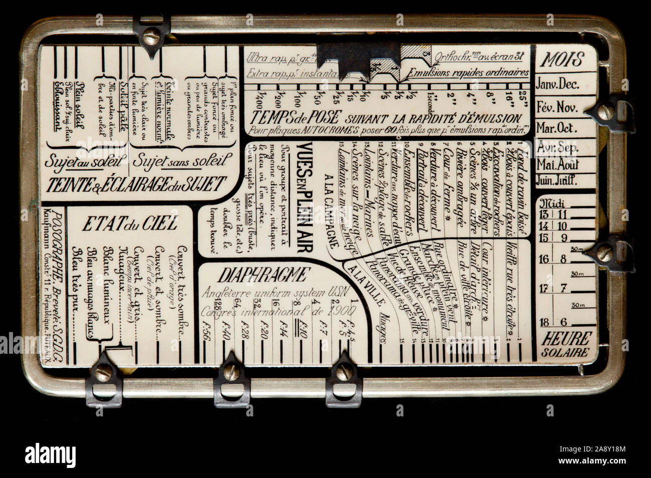 Una Posographe; una calculadora de exposición fotográfica francesa que data  de 1922. Una placa de metal, de doble cara, inventada por August-Robert  Kaufmann Fotografía de stock - Alamy