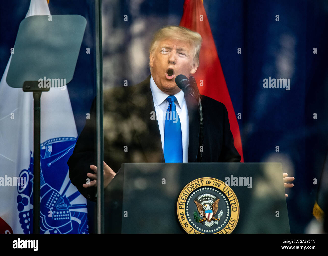 Nueva York, Estados Unidos, 11 de noviembre de 2019. El Presidente de EEUU, Donald Trump mira un teleprompter como le proporciona una dirección detrás de un cristal a prueba de balas antes del inicio del Desfile del Día de los Veteranos en la Ciudad de Nueva York. Crédito: Enrique Shore/Alamy Live News Foto de stock