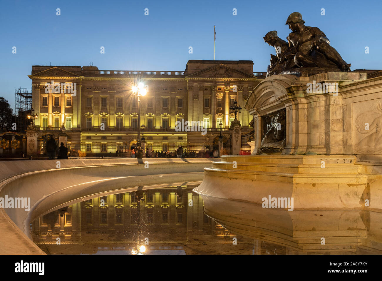 El Palacio de Buckingham por la noche,Londres,Inglaterra Foto de stock