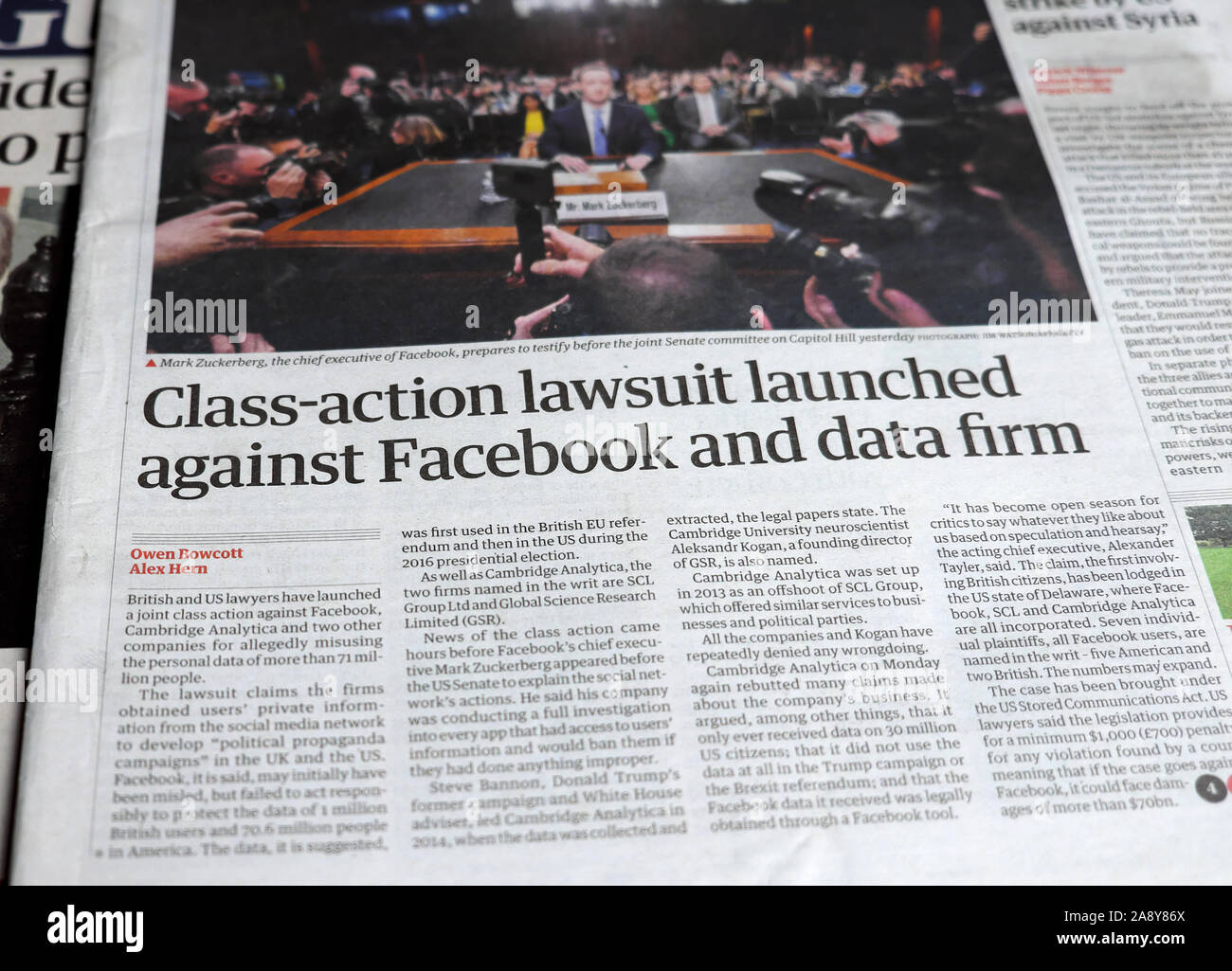 "Demanda iniciada contra Facebook y firme" de datos diario delante titular de página de papel en The Guardian el 11 de abril de 2018 en Londres, Inglaterra Foto de stock