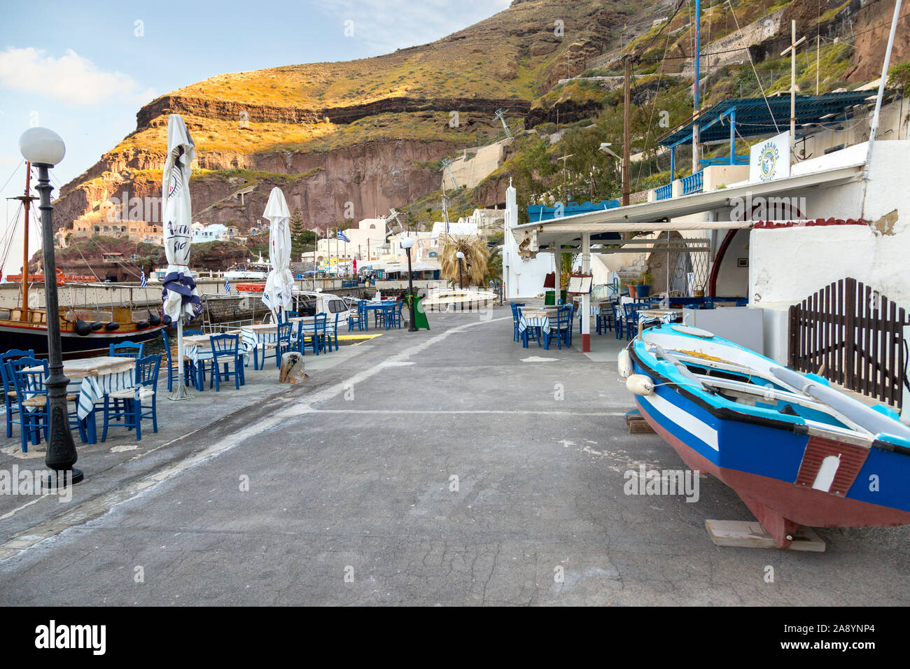 La antigua ciudad portuaria de Skala, debajo de Thira, en la isla griega de Santorini. Temprano en la mañana antes de que los turistas llegan. Foto de stock