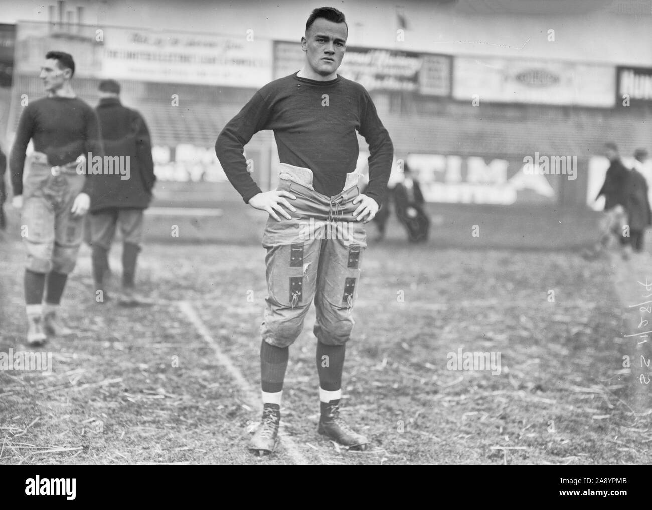 Fotografía muestra Burleigh Cruikshank, un jugador de fútbol americano para Washington & Jefferson College, antes de un partido de fútbol americano contra la Universidad de Rutgers en el Polo Grounds en Nueva York el 28 de noviembre, 1914 Foto de stock