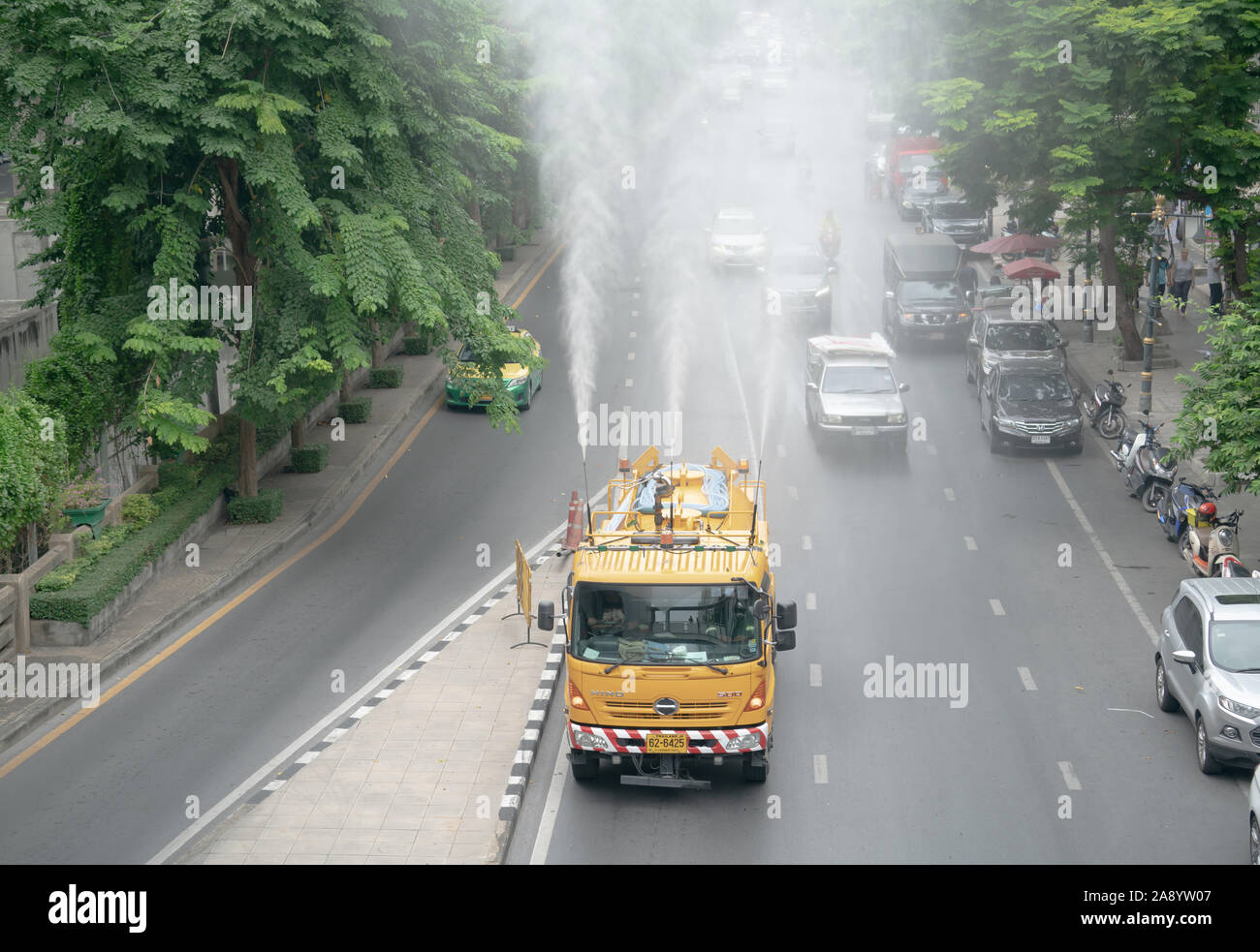 Bangkok, Tailandia. Noviembre 2,2019 La Carretilla de pulverización de agua para el tratamiento de la contaminación del aire Foto de stock