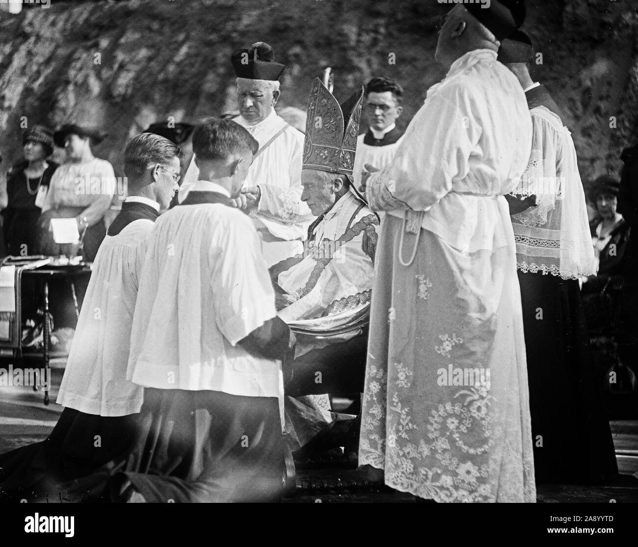 Los clérigos en al aire libre servicio religioso ca. 1919-1921 Foto de stock