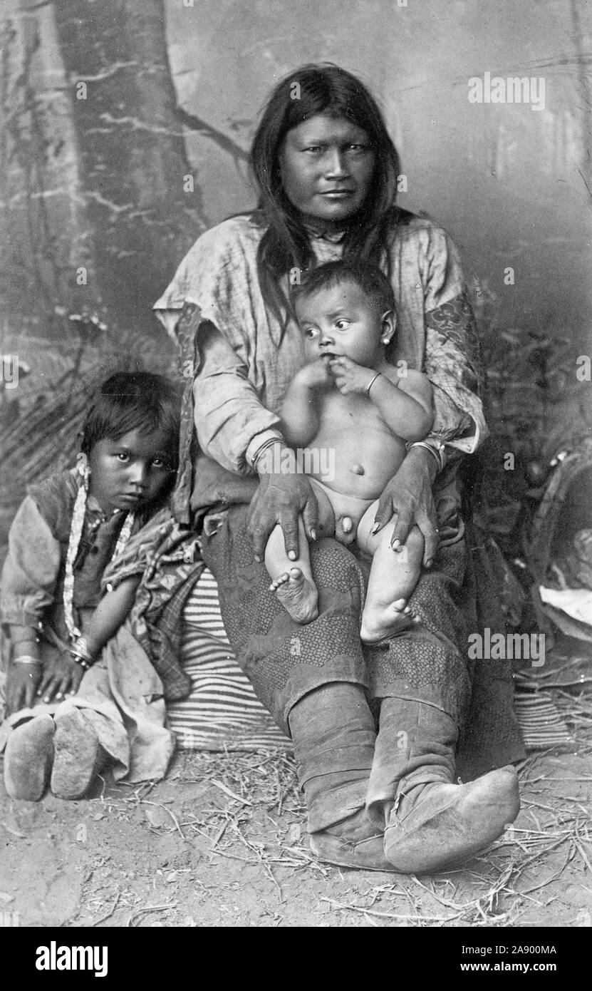 Principios de 1900 madre nativa americana fotografías e imágenes de