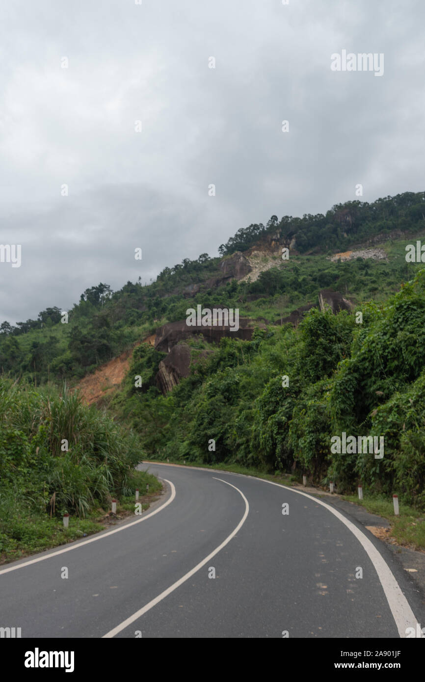 Una curva en el camino a través de montañas en el sur de Vietnam Foto de stock