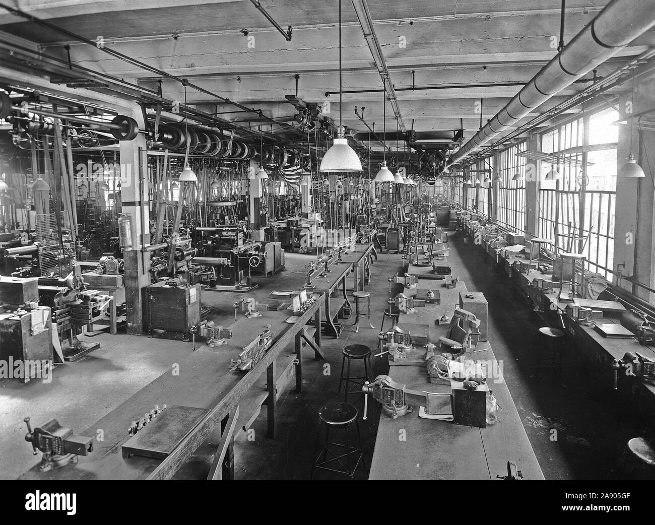1918 - Alien custodio de bienes - los bienes incautados - Eiseman Magneto Company, Brooklyn, N.Y., asumida por el Custodio de propiedad foráneas. Máquina en general tienda, mirando al oeste de sección media Foto de stock