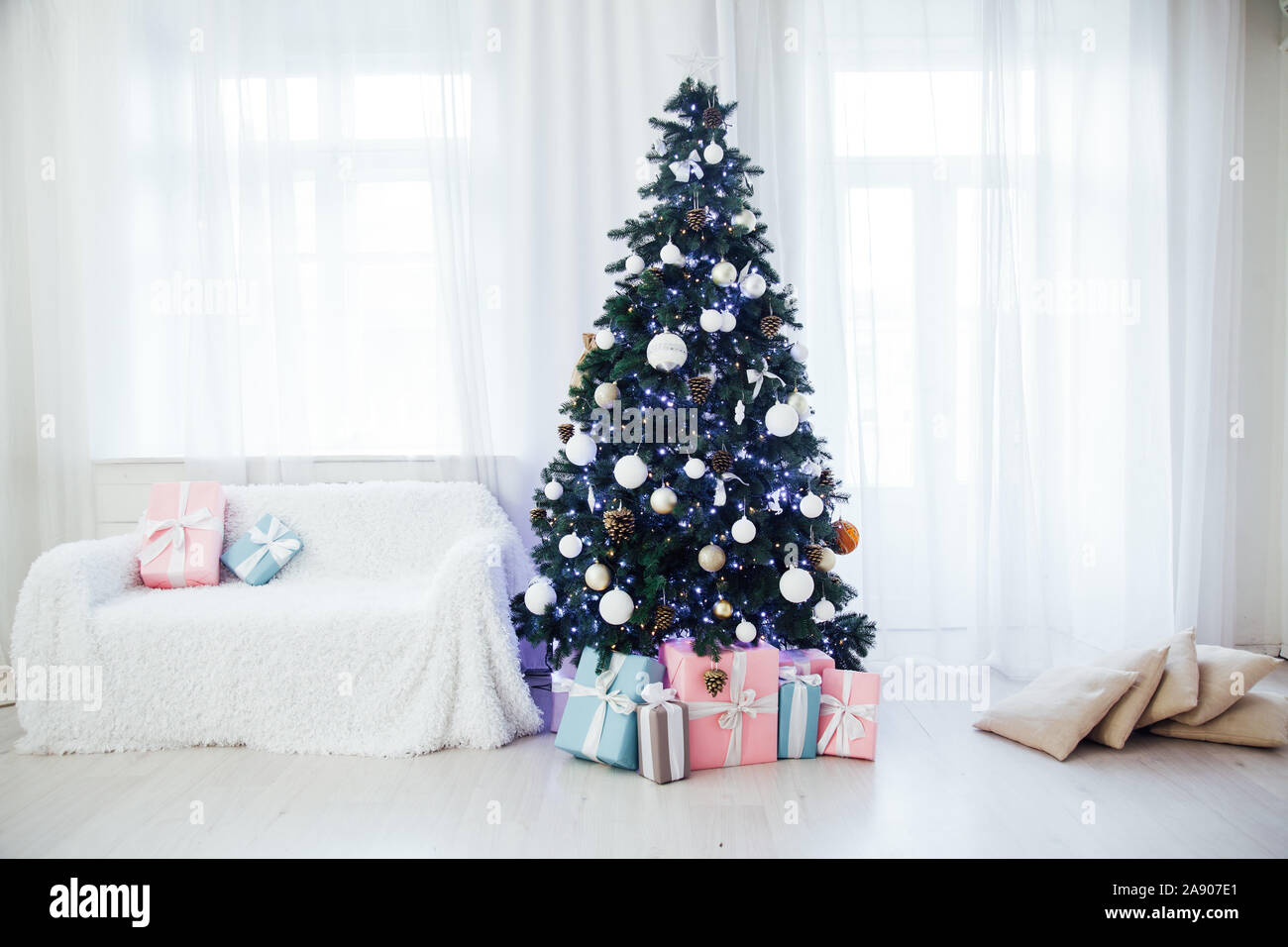 Árbol de navidad con regalos en el interior de la casa de Papá Noel,  decoración para el año nuevo como fondo Fotografía de stock - Alamy