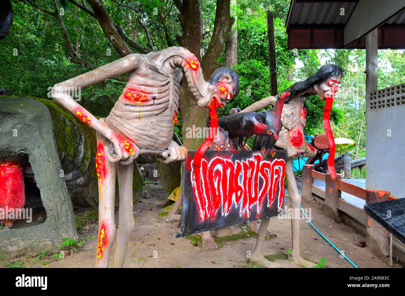 Las imágenes muestran lo que sucede a los pecadores en Wat Tham Sa en Ciudad Phangna Pan Asia Tailandia Foto de stock