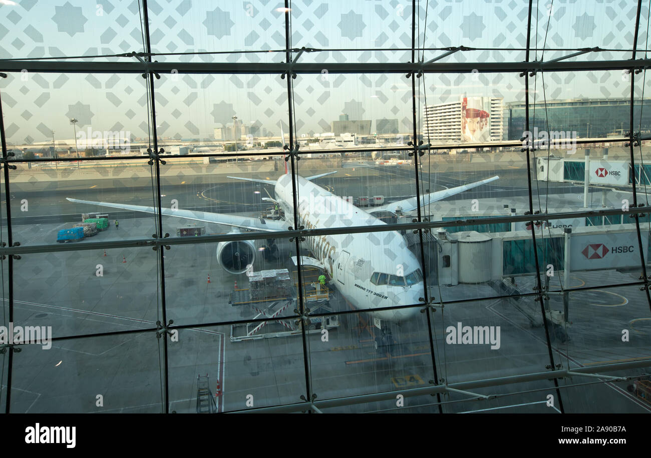 La terminal del aeropuerto en la ciudad de Dubai y el emirato de los Emiratos Árabes Unidos Oriente Medio Foto de stock