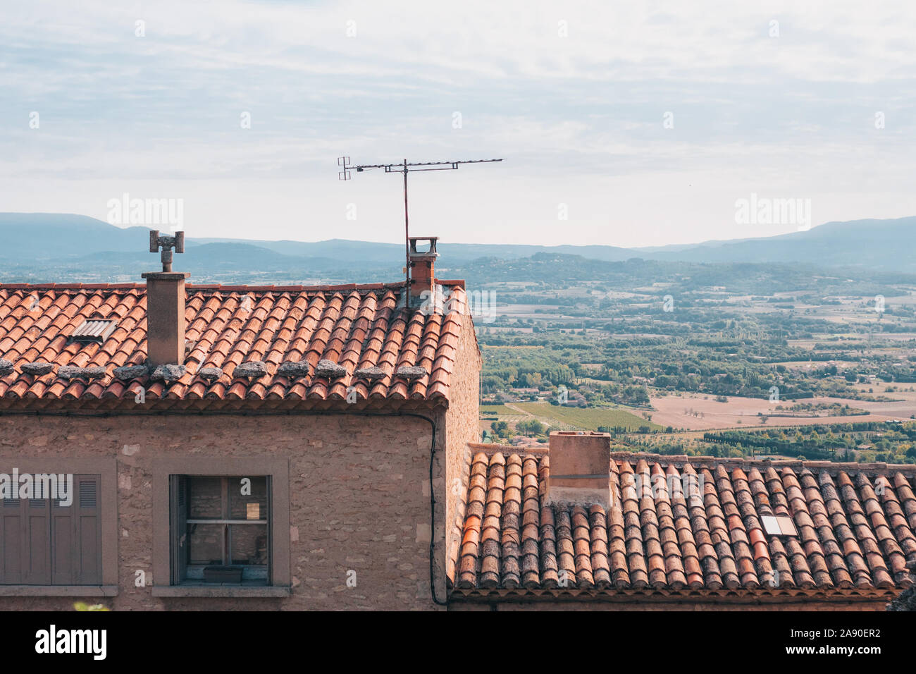 Gordes, Provence-Alpes-Côte d'Azur, Francia, 25 de septiembre de 2018: Vista de las calles de la ciudad Foto de stock