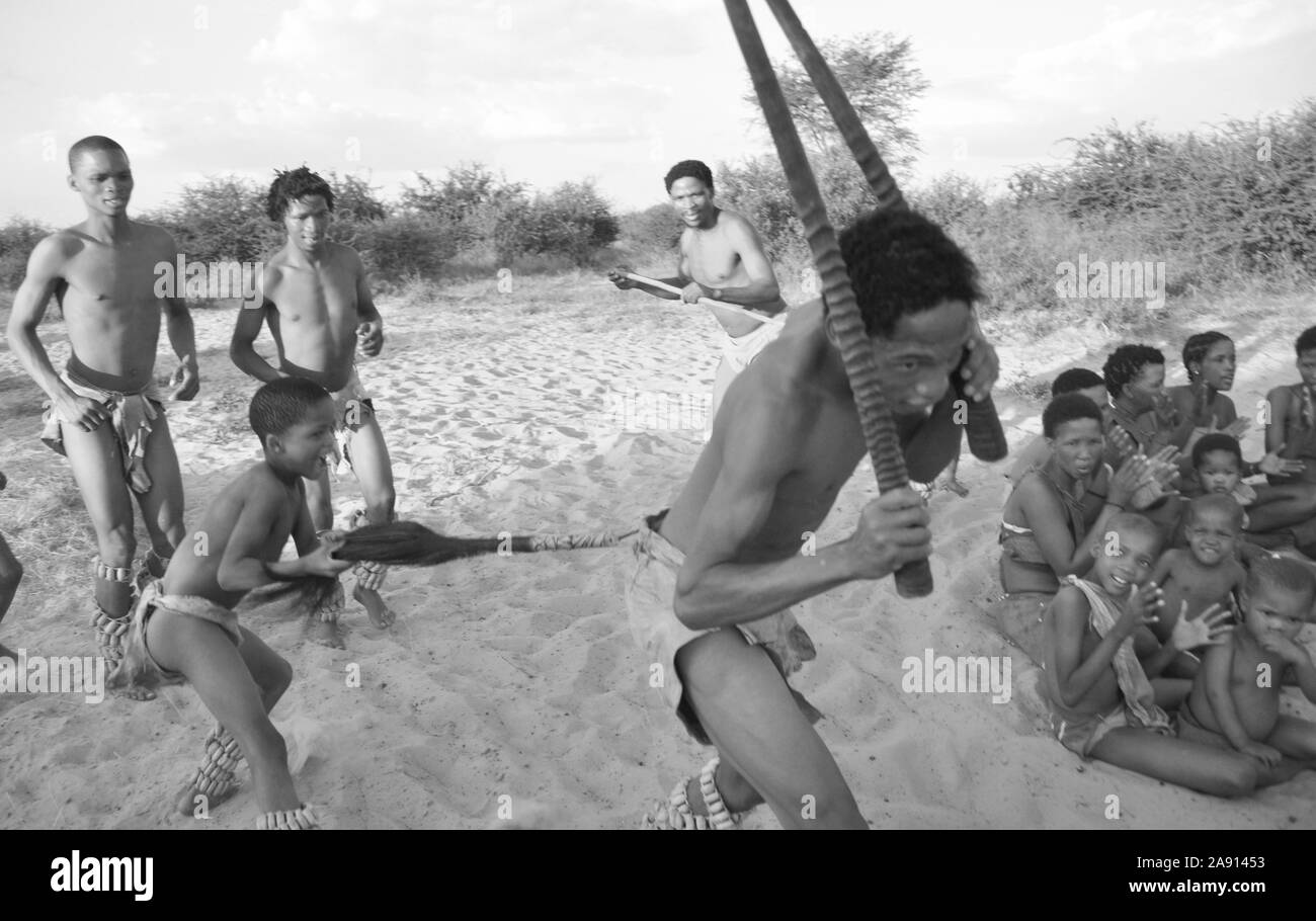 Bushmen-Rituale: Jagd auf die Wildtiere. Cerca de Ghanzi Naro-Bushmen en el Kalahari Central en pastizales Safari Lodge mostrando cómo matan a un animal. Foto de stock