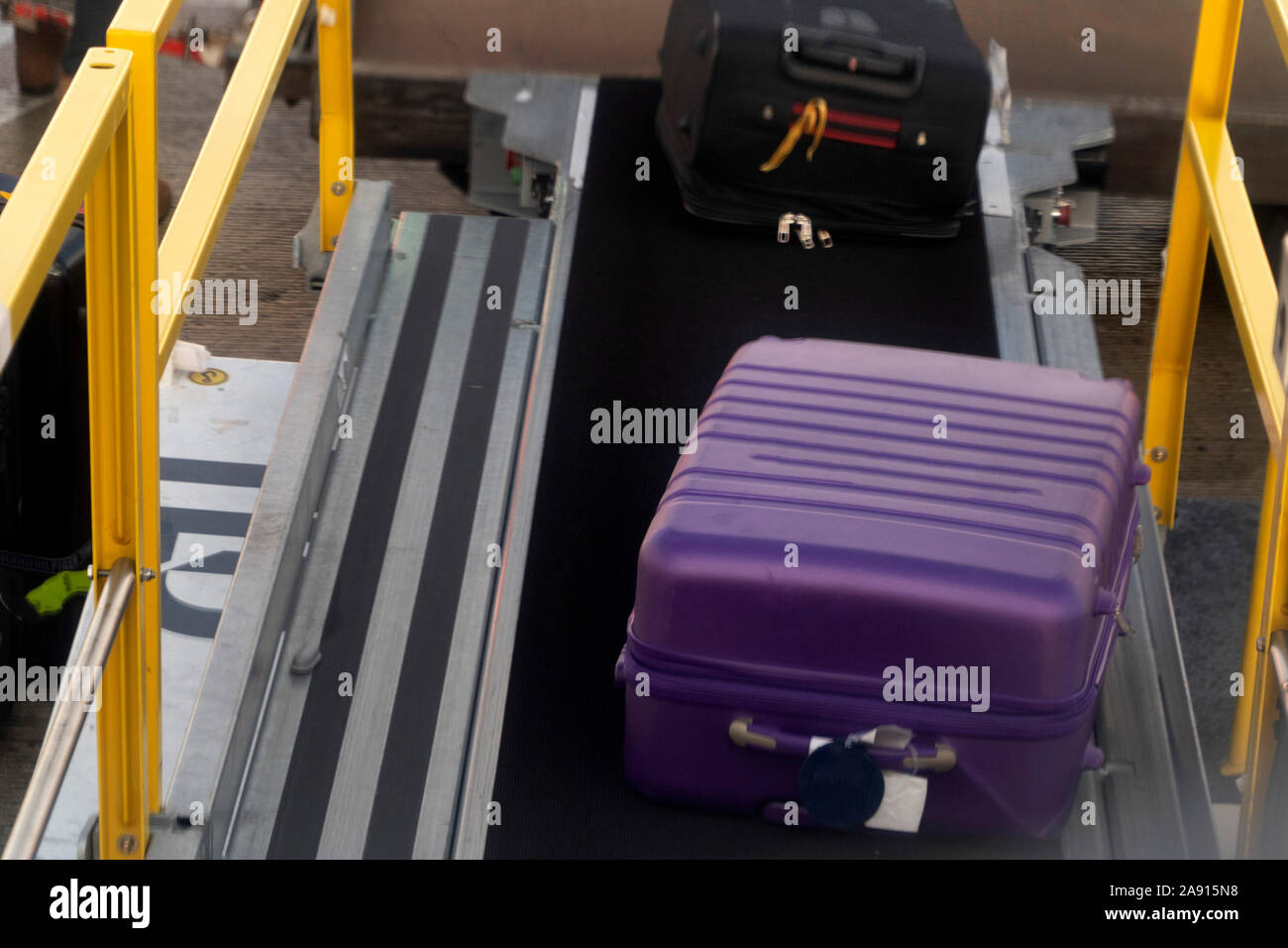 Maletas trolley maletas de carga en avión Fotografía de stock - Alamy