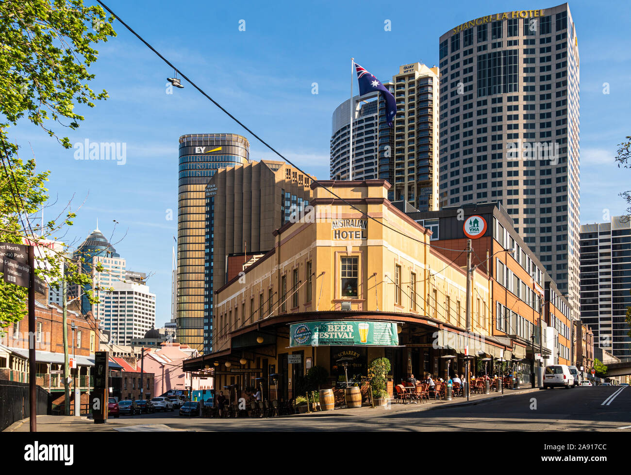 Sydney, Australia - El 3 de octubre de 2019: La arquitectura tradicional del Patrimonio Australiano y pub del hotel contrasta con modernas torres en el Sydney R Foto de stock