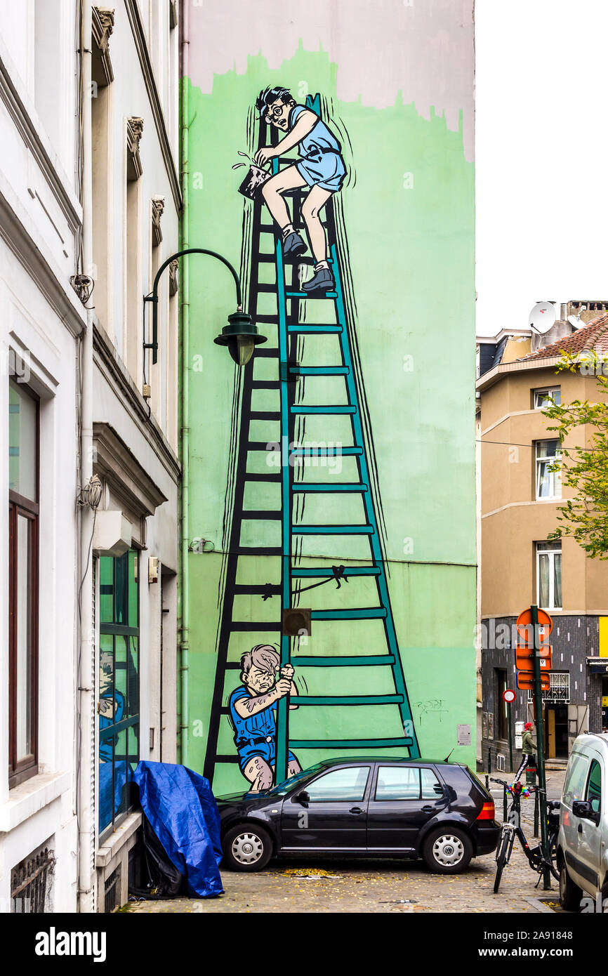 Divertido Wall street art / pintura representando derrame de pintor en la escalera - Bruselas, Bélgica. Foto de stock