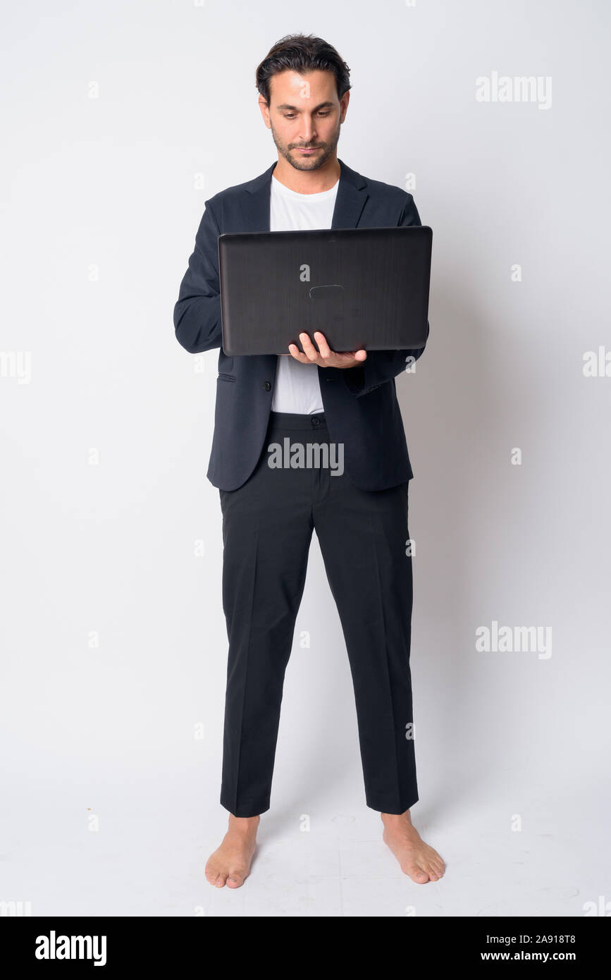 Foto de cuerpo completo guapo Empresario Hispano utilización portátil