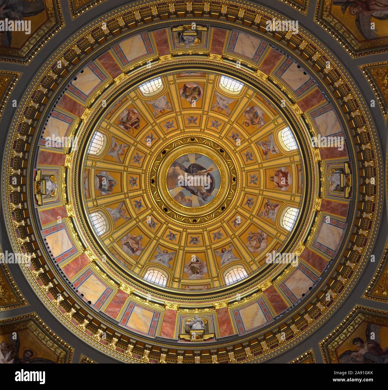 La pintura al fresco en la cúpula de una iglesia catedral católica en color con imágenes religiosas de santos y escenas de la Biblia en color Foto de stock