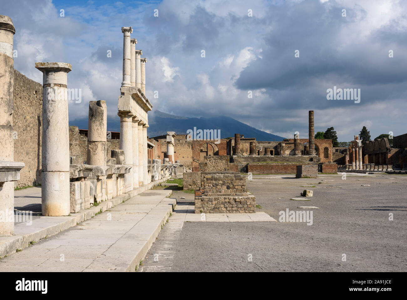 Pompei. Italia. Sitio arqueológico de Pompeya. Vista del Foro Civil (Foro Civile), hacia el Capitolium, con el Monte Vesubio en el fondo. Oh Foto de stock