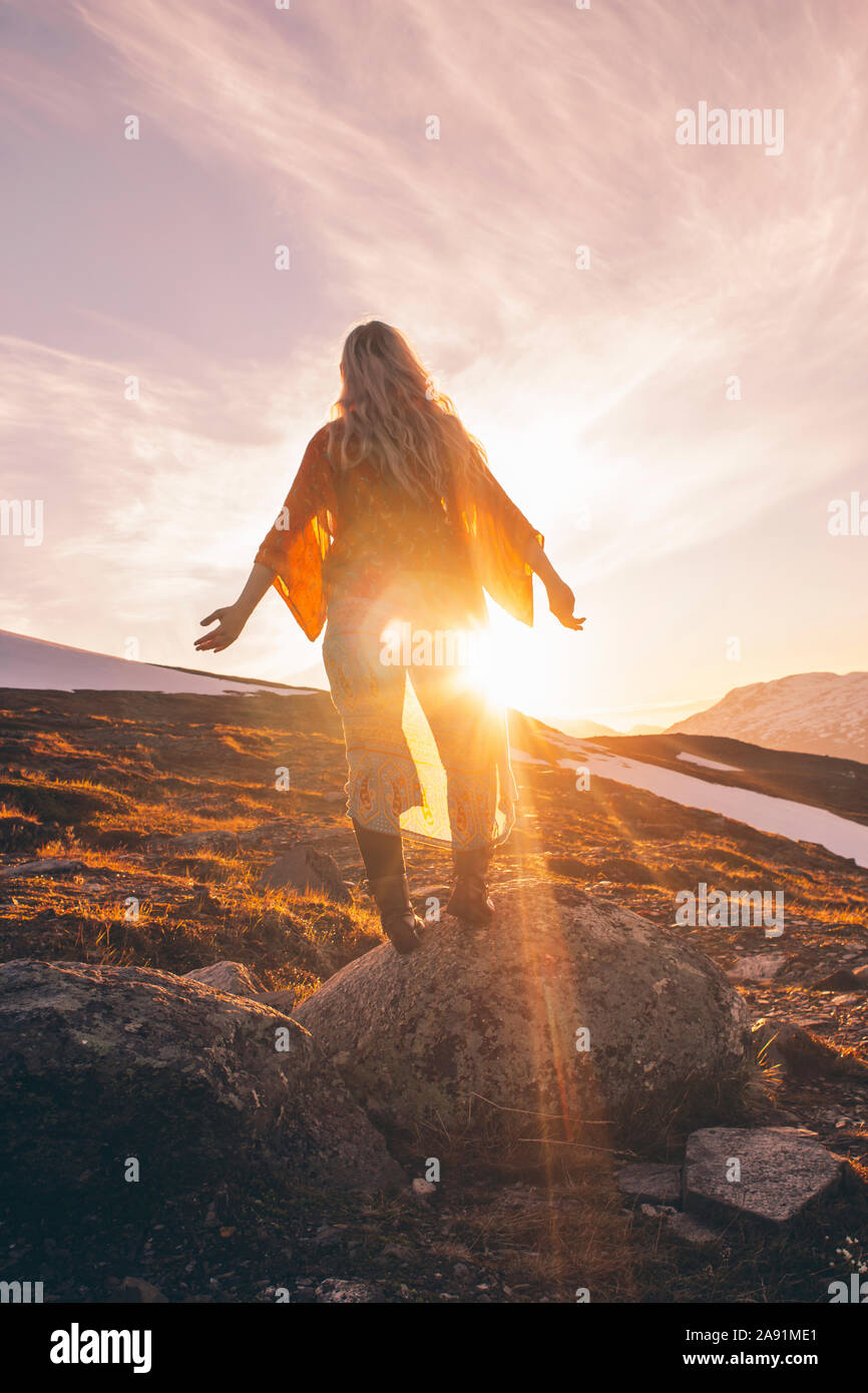 Mujer al atardecer Foto de stock