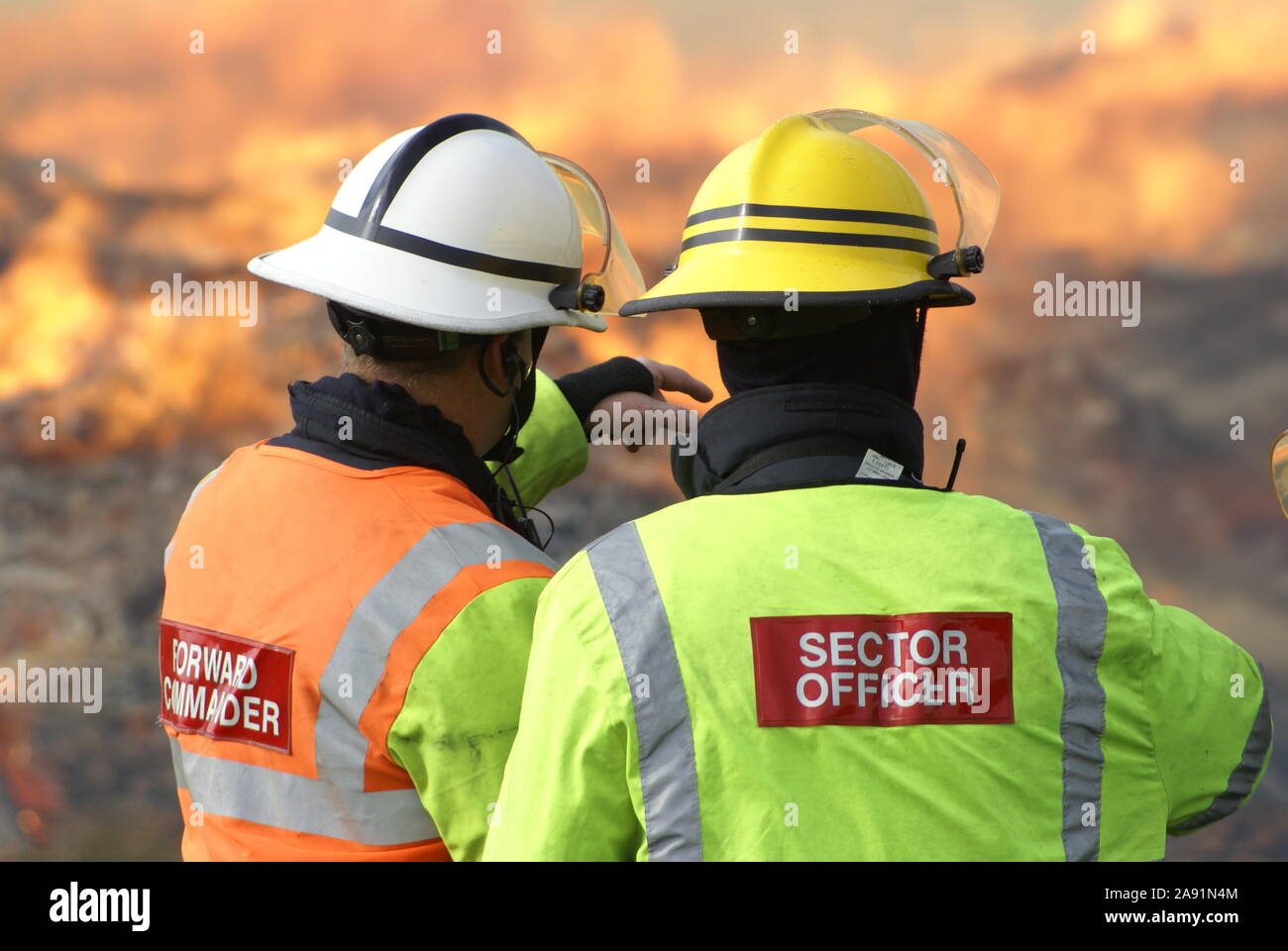 Grandes incendios industriales, emisión de productos químicos tóxicos en el aire Foto de stock