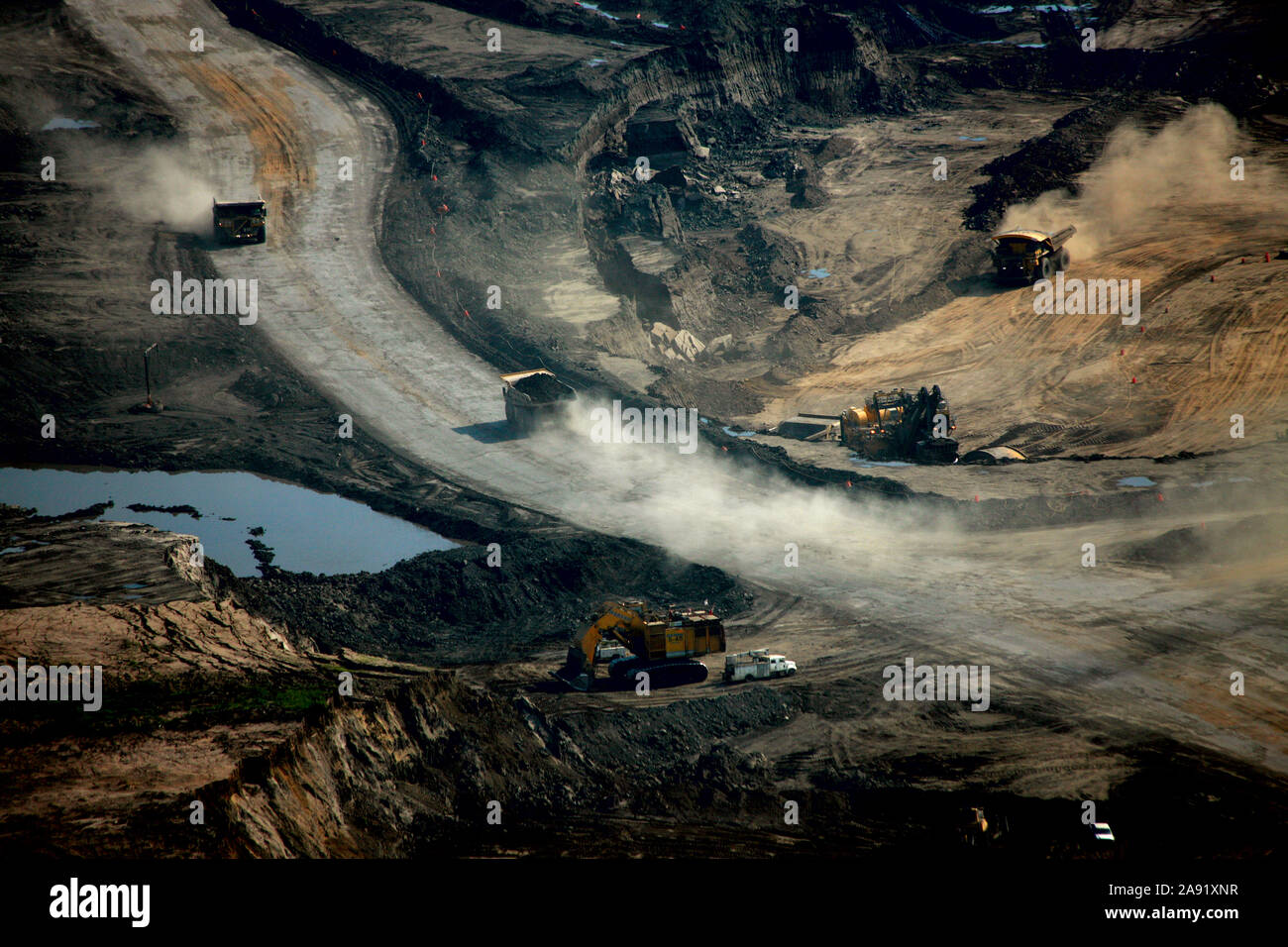 Excavación de arenas petrolíferas en una de las minas de arenas petrolíferas en Fort McMurray en Alberta, Canadá. El depósito de Arenas Petrolíferas de Athabasca es uno de los mayores del mundo. El betún, también comúnmente denominado tar (de ahí las arenas de alquitrán), que contiene una gran cantidad de hidrocarburos, pero es tremendamente difícil de extraer. Por cada 100 Btu de energía extraída, 70 BTU se pierde en el proceso. Solamente en 2011, las operaciones de arenas petrolíferas en Canadá produjo 55 millones de toneladas de emisiones de gases de efecto invernadero". Eso es el ocho por ciento de las emisiones totales de Canadá. Foto de stock