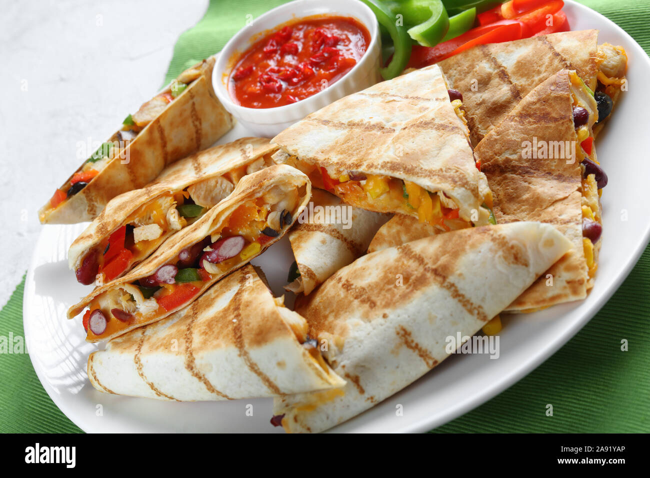 Closeup de pan frito mexicana quesadillas de pollo con verduras, queso
