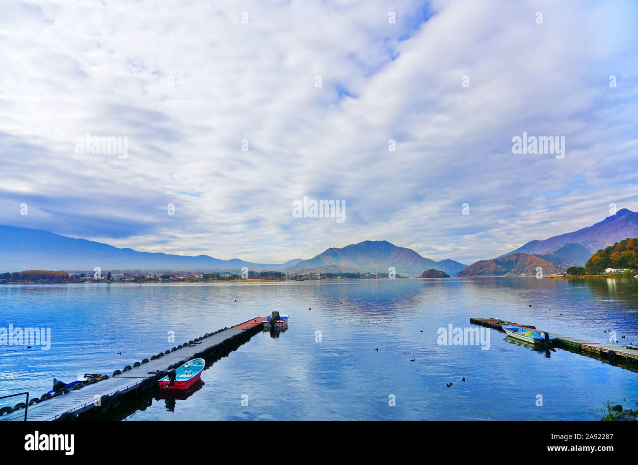 Vista de los coloridos bosques en otoño en el Lago Kawaguchi área en Japón. Foto de stock