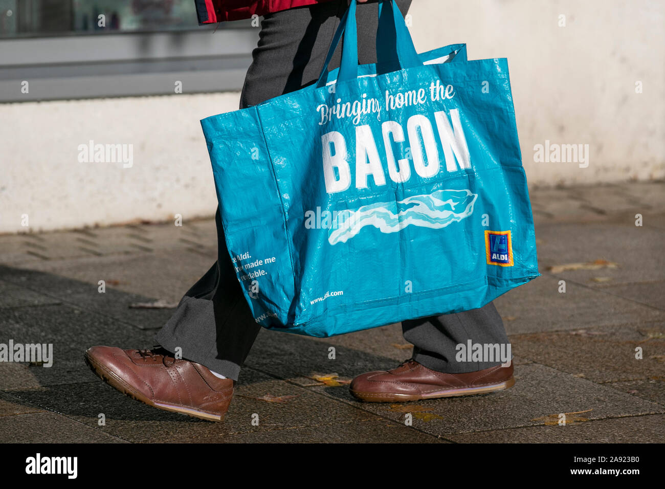 ALDI 100% plástico reciclado reutilizable supermercado portador, llevar a  casa el Bacon, bolsas de comestibles azules para la vida, Fishergate,  Preston, Reino Unido Fotografía de stock - Alamy