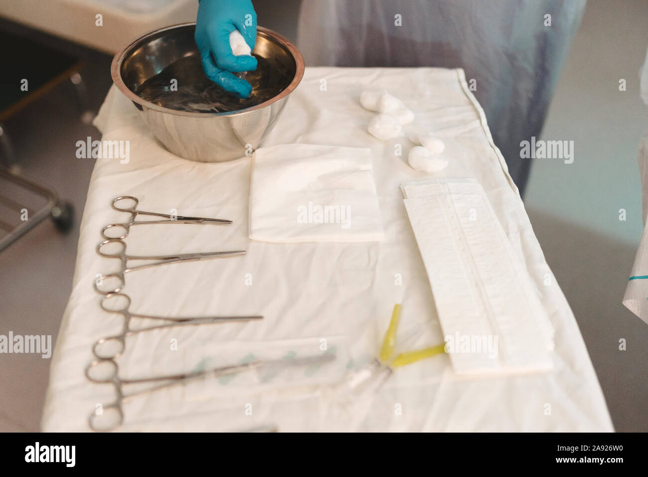 Herramientas quirúrgicas en sala de partos Foto de stock