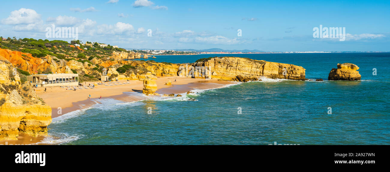 Vista de la playa de arena y acantilados Foto de stock