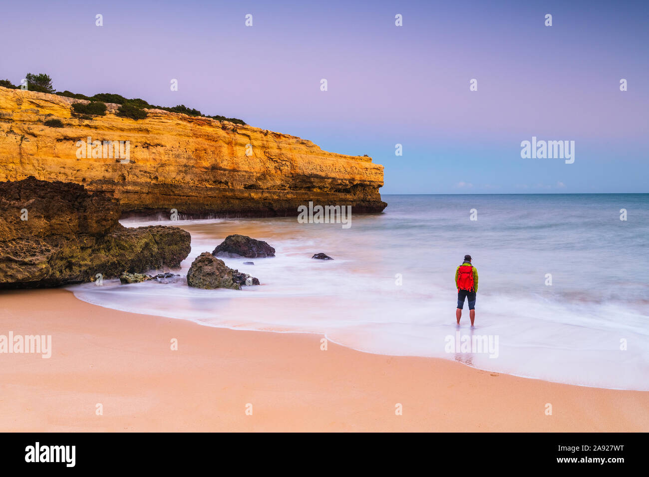 Persona de pie en la playa Foto de stock