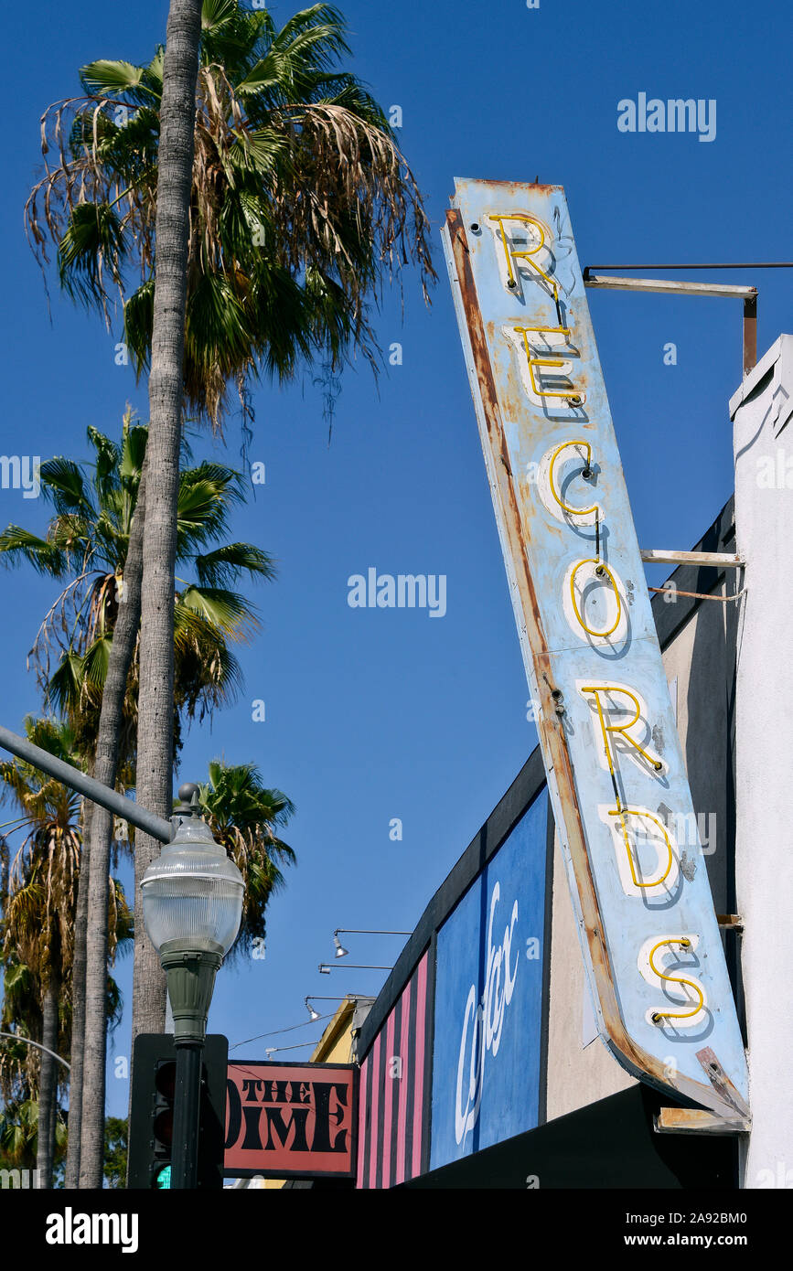 Antigua publicidad iluminada "registros" de una tienda de discos en North Fairfax Avenue, Hollywood, Los Ángeles, California, Estados Unidos. Foto de stock