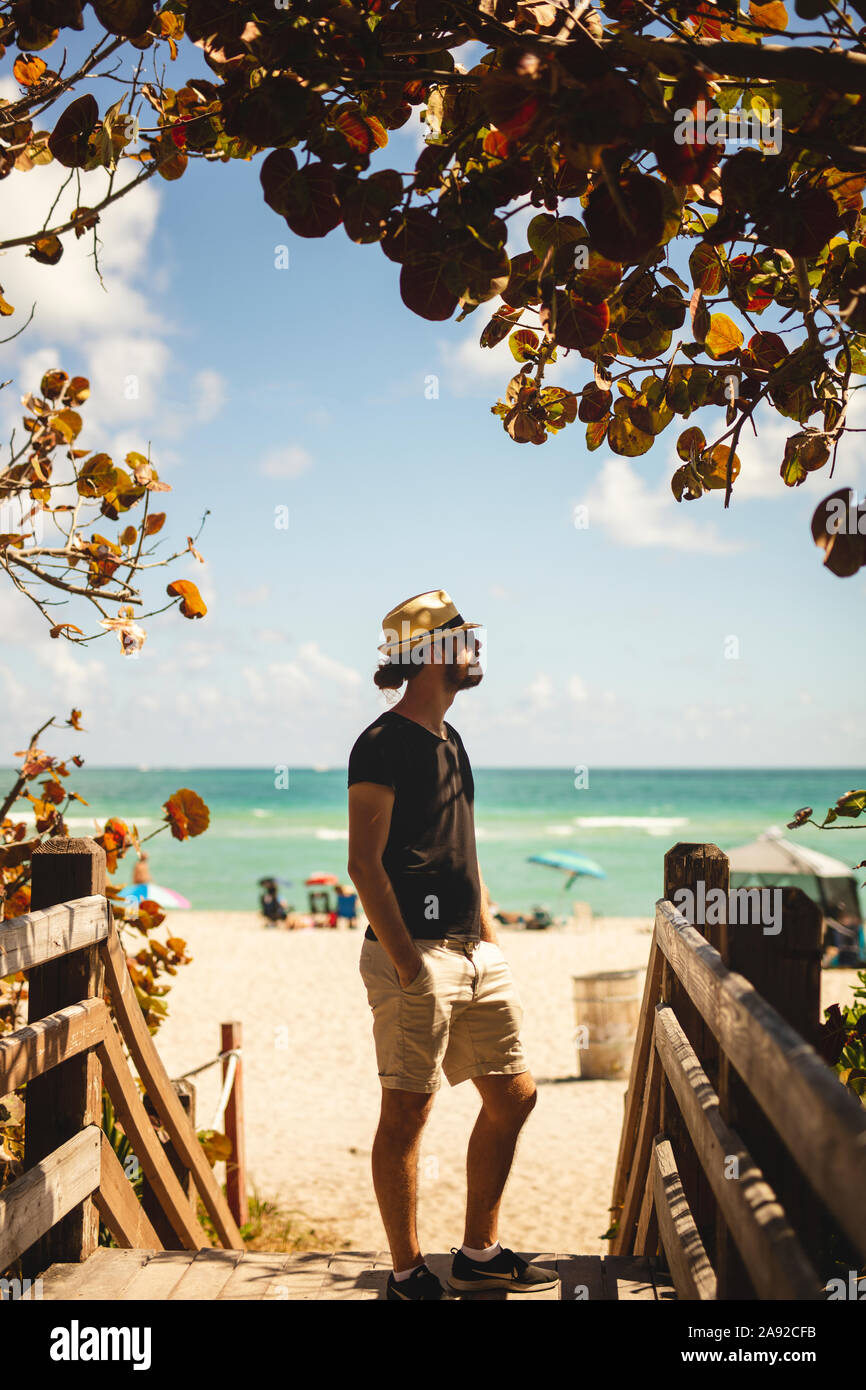 Hombre en la playa Foto de stock