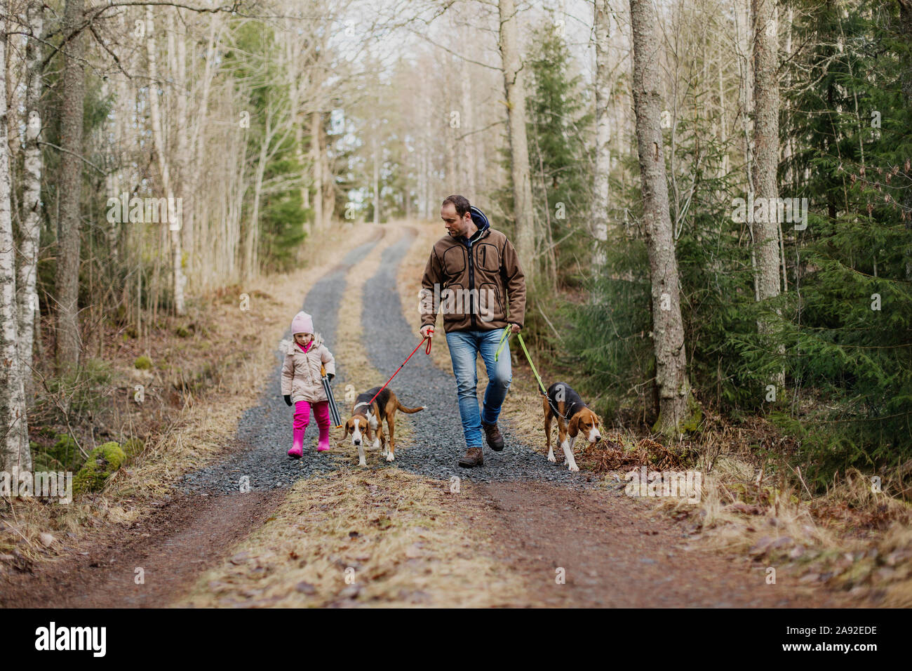 Padre e hija pasear perros Foto de stock
