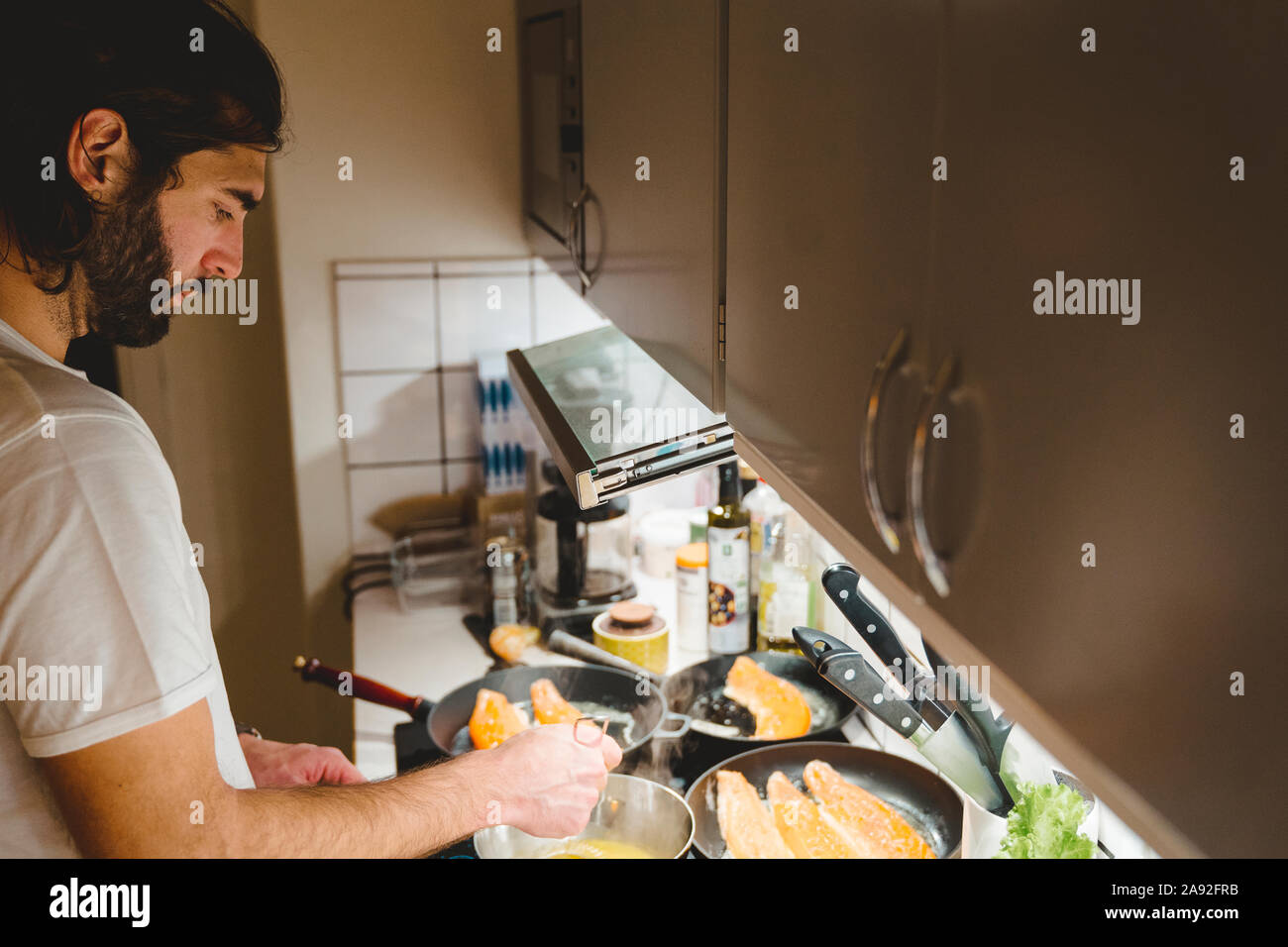 Hombre preparar alimentos Foto de stock